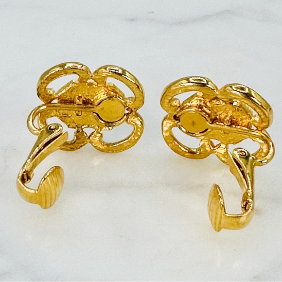 Vintage Avon Clip On Earrings Purple Glass Gem Gold Tone 2 Pair Tear Drop Scroll - Picture 7 of 9